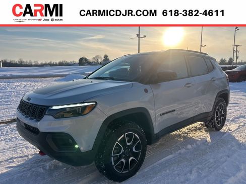 Used 2025 Jeep Compass Trailhawk w/ Trailhawk Elite Group image 3