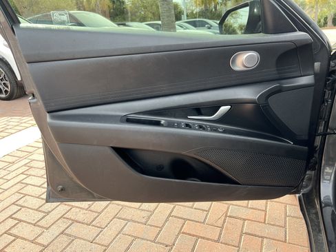 Used 2021 Hyundai Elantra SE image 14