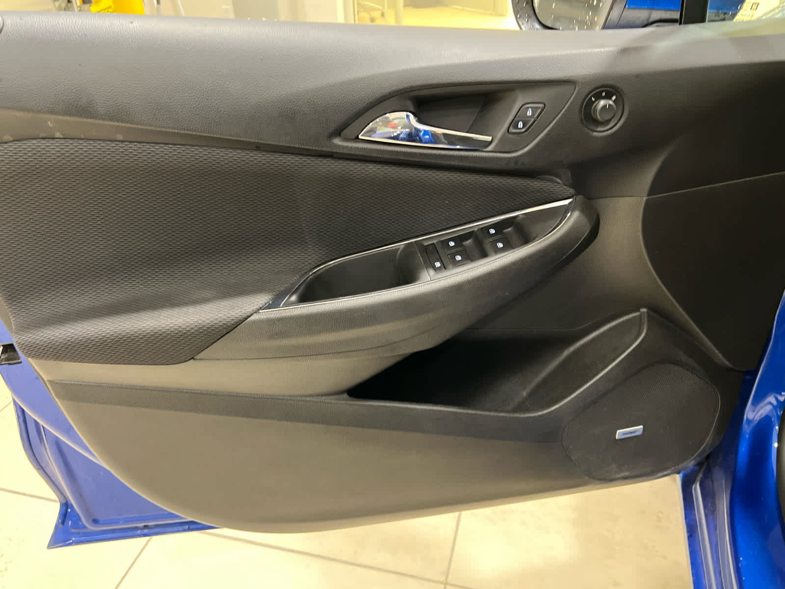 Used 2017 Chevrolet Cruze LT w/ Sun And Sound Package FWD image 10