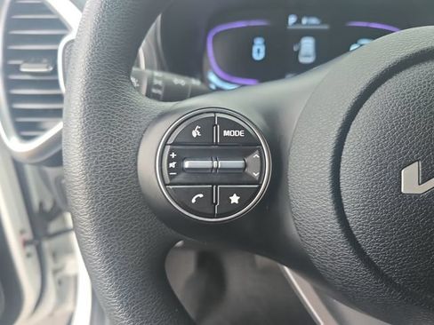 Used 2025 Kia Soul LX w/ LX Technology Package FWD image 17