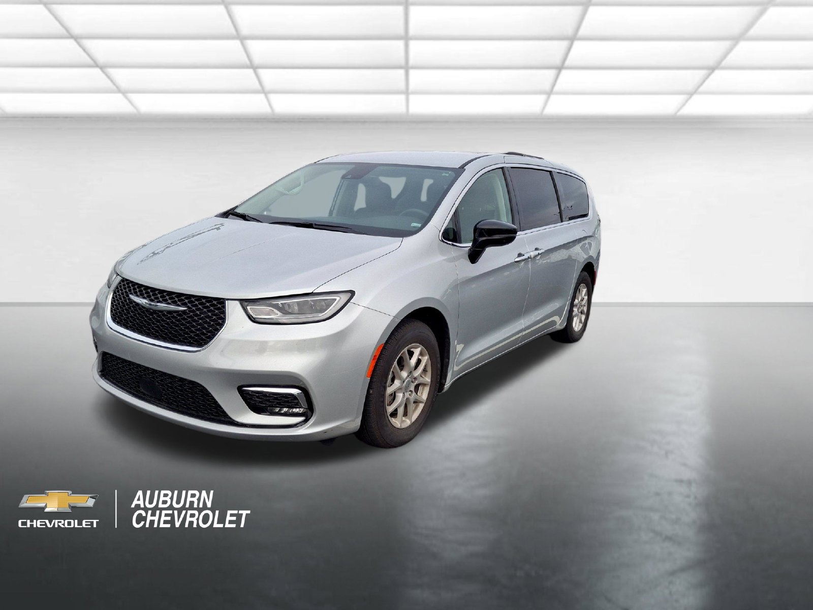 Used 2024 Chrysler Pacifica Touring-L FWD image 3