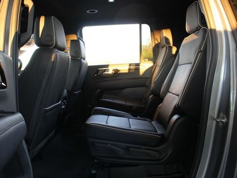 Used 2025 Chevrolet Suburban Premier image 31