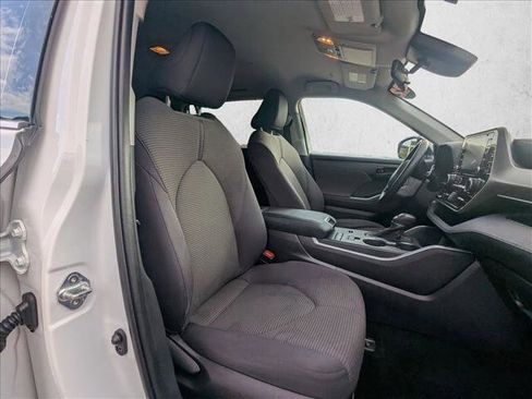 Used 2022 Toyota Highlander LE image 19