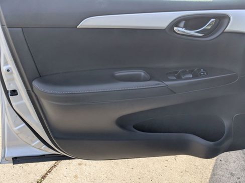 Used 2019 Nissan Sentra S image 9