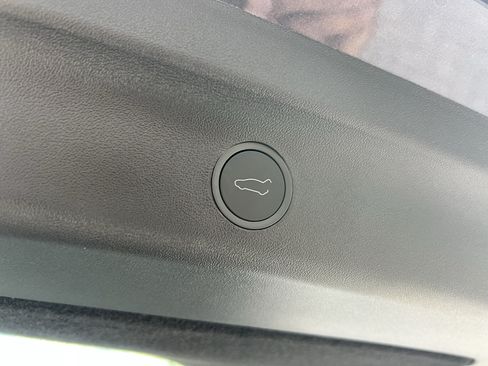 Used 2023 Tesla Model Y Long Range AWD/4WD image 33