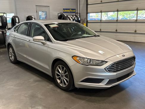 Used 2017 Ford Fusion SE w/ Fusion SE Technology Package FWD image 3