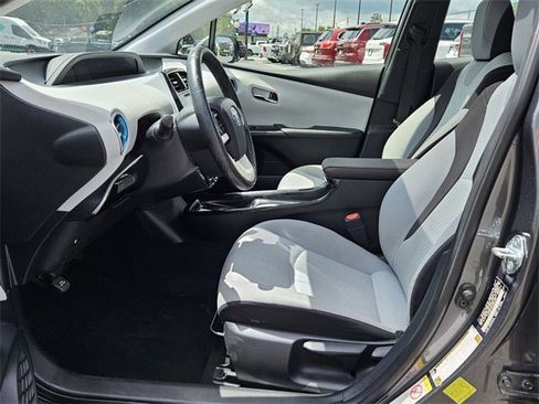 Used 2017 Toyota Prius Three w/ Advanced Technology Package image 3