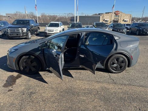 Used 2025 Toyota Prius LE image 4