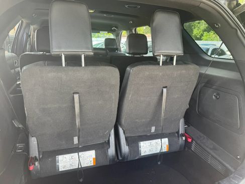 Used 2017 Ford Explorer XLT w/ Equipment Group 202A FWD image 5