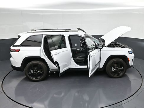 Used 2022 Jeep Grand Cherokee Altitude image 50