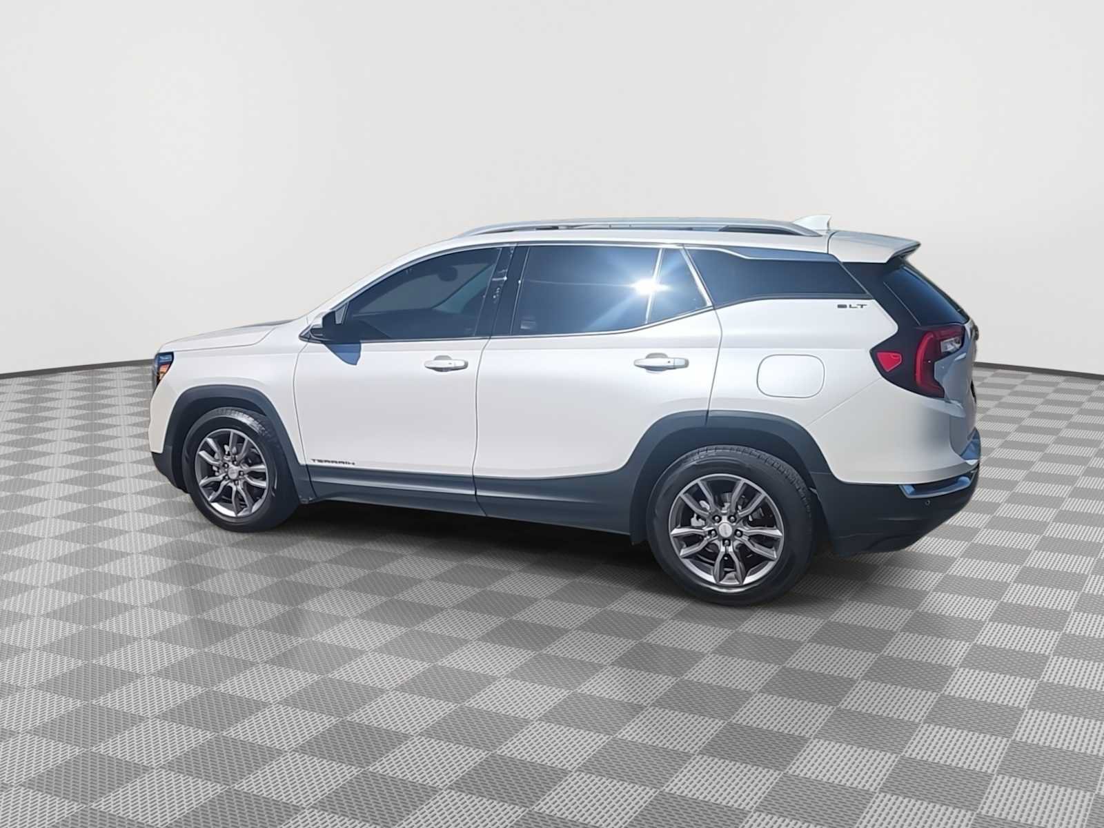 Used 2022 GMC Terrain SLT w/ Infotainment Package II FWD image 6