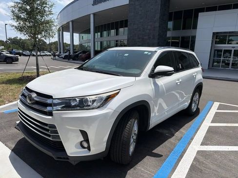 Used 2018 Toyota Highlander Limited FWD image 2