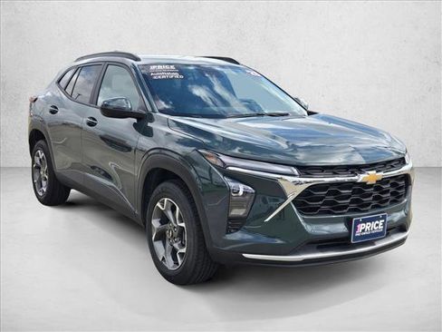 Used 2025 Chevrolet Trax LT image 3