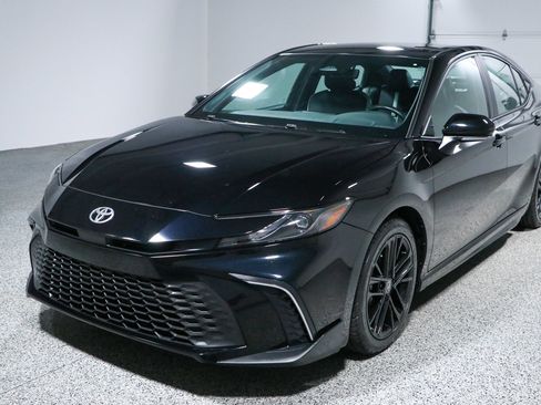 Used 2025 Toyota Camry SE w/ Convenience Package FWD image 29