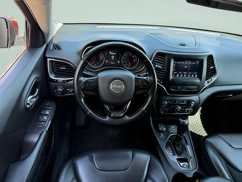 Used 2020 Jeep Cherokee Latitude Plus AWD/4WD image 7