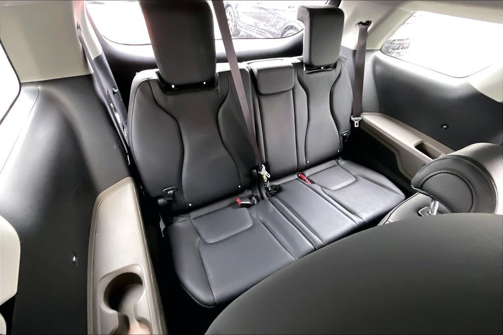 Used 2026 Kia Carnival FWD image 15