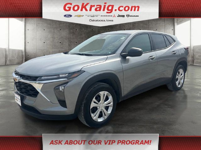 Used 2026 Chevrolet Trax LS FWD image 1