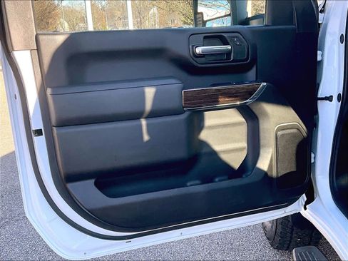 Used 2025 GMC Sierra 2500 SLE w/ SLE Convenience Package image 9