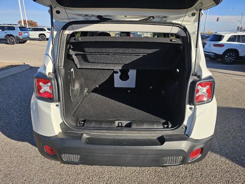 Used 2019 Jeep Renegade Latitude w/ Safety & Security Group II image 14