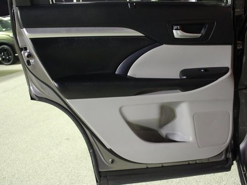 Used 2018 Toyota Highlander XLE image 24