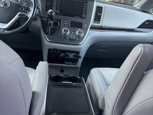 Used 2019 Toyota Sienna XLE image 11
