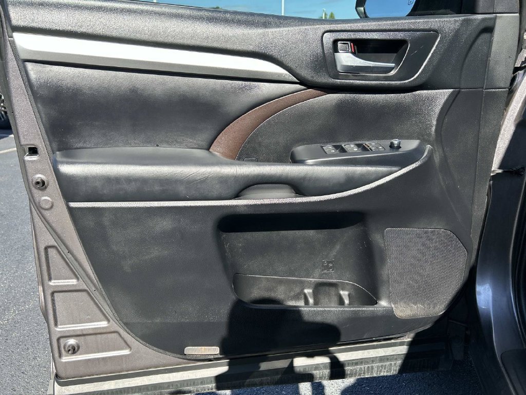 Used 2019 Toyota Highlander XLE FWD image 20