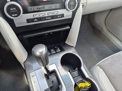 Used 2012 Toyota Camry XLE w/ Leather Pkg FWD image 22