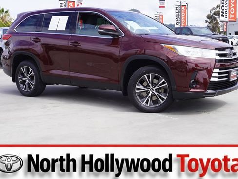 Used 2019 Toyota Highlander LE FWD image 1