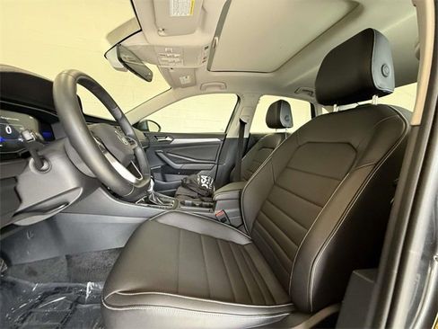 Used 2024 Volkswagen Jetta SE image 2