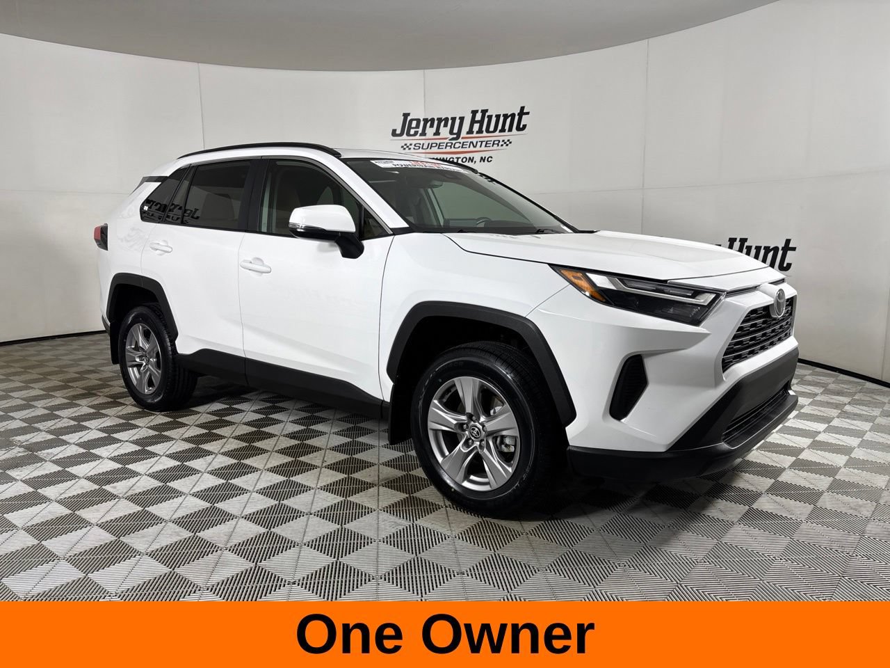 Used 2025 Toyota RAV4 XLE w/ Convenience Package FWD image 4