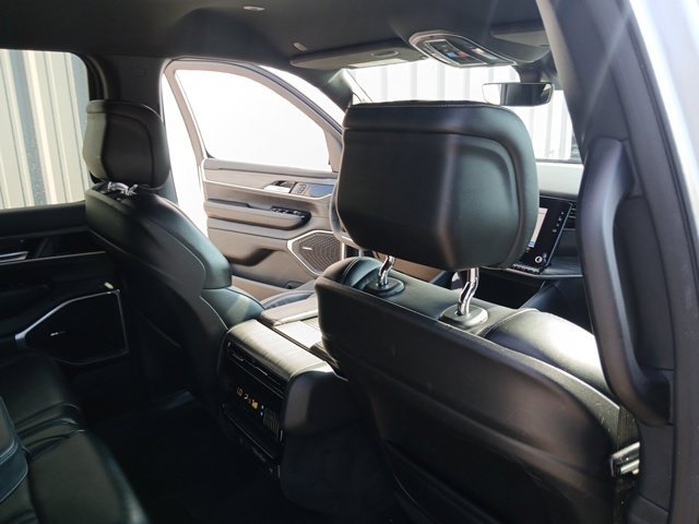 Used 2024 Jeep Wagoneer L Series II AWD/4WD image 24