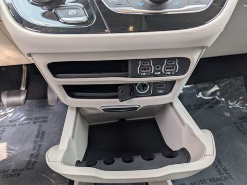 Used 2022 Chrysler Pacifica Touring-L FWD image 19