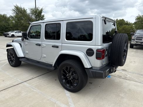 Used 2023 Jeep Wrangler Unlimited Sahara w/ Cold Weather Group AWD/4WD image 7