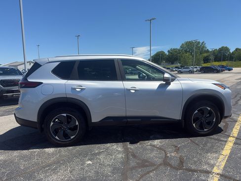 Certified 2024 Nissan Rogue SV w/ SV Premium Package AWD/4WD image 4