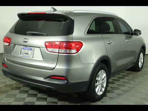 Used 2018 Kia Sorento AWD image 12