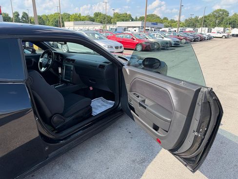 Used 2014 Dodge Challenger SXT RWD image 9
