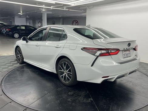Used 2023 Toyota Camry SE image 3