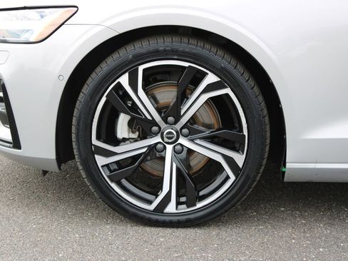 Used 2024 Volvo S60 B5 Plus image 21