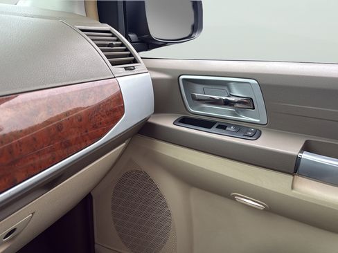 Used 2008 Chrysler Town & Country Touring w/ Family Value Group FWD image 13