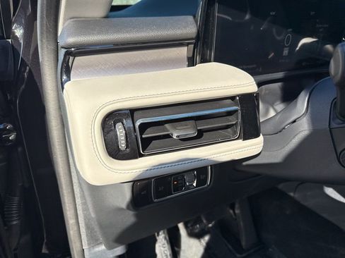 Used 2025 Lincoln Aviator AWD image 23