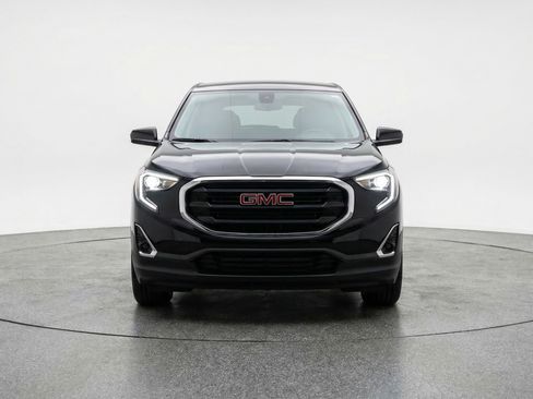 Used 2024 GMC Terrain SLE image 2