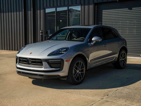 Certified 2025 Porsche Macan image 8