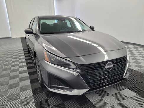 Used 2025 Nissan Altima 2.5 SV FWD image 14