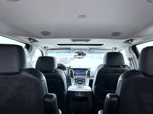 Used 2019 Cadillac Escalade Luxury AWD/4WD image 24