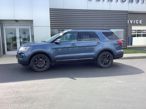 Used 2018 Ford Explorer XLT w/ Equipment Group 202A AWD/4WD image 2