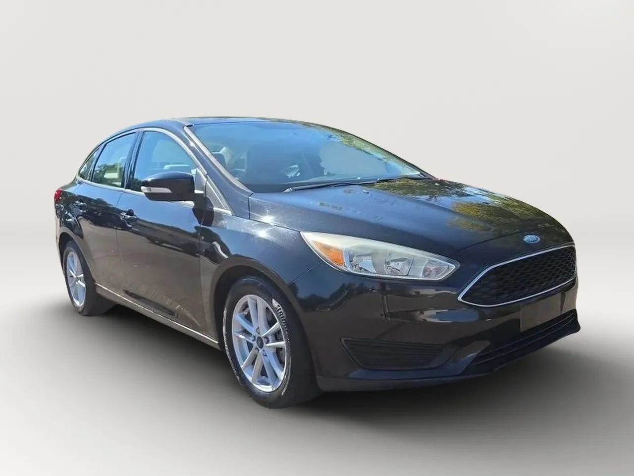 Used 2015 Ford Focus SE FWD image 2