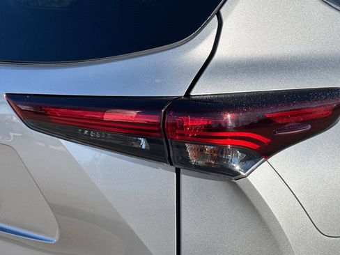Used 2025 Toyota Highlander LE image 51