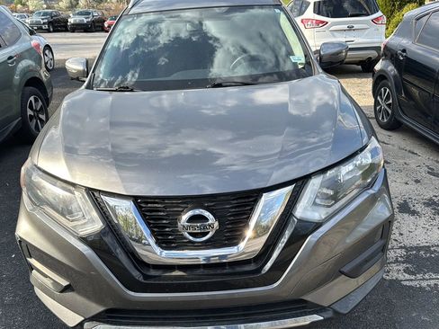 Used 2017 Nissan Rogue SV w/ SV Premium Package image 2