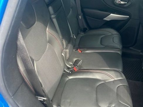 Used 2017 Jeep Cherokee Trailhawk AWD/4WD image 27