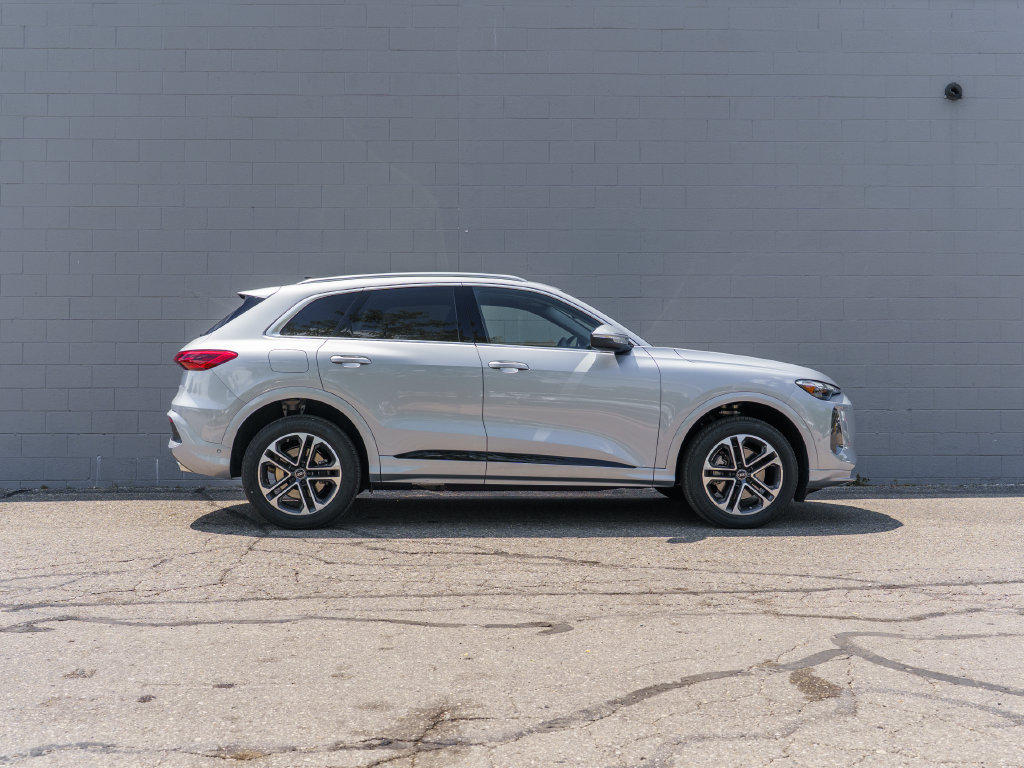 Certified 2025 Audi Q5 Premium w/ Convenience Package AWD/4WD image 8